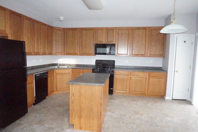 Building Photo - Rare find-3 Bedroom spacious corner unit with Den, 2.5 baths and 2 car garage