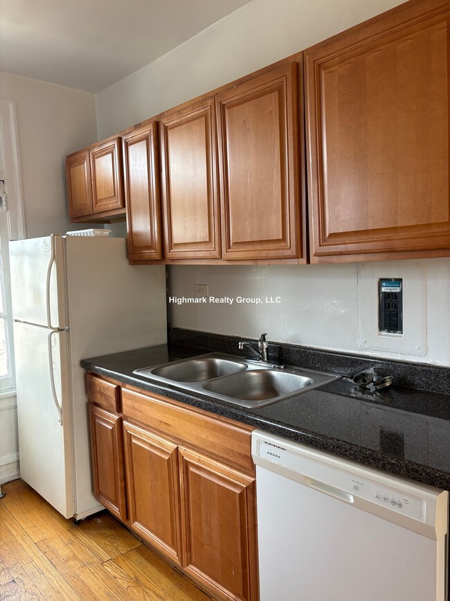Building Photo - 909 Elmwood Ave