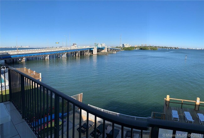 Foto del edificio - 7845 NE Bayshore Ct
