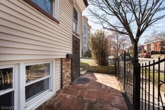 Building Photo - 109 Maple Ave