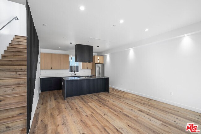 Foto del edificio - 839 N McCadden Pl