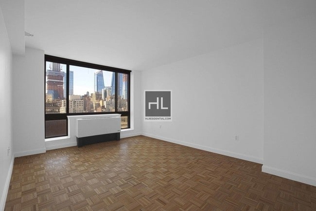 Building Photo - 360 W 43rd St