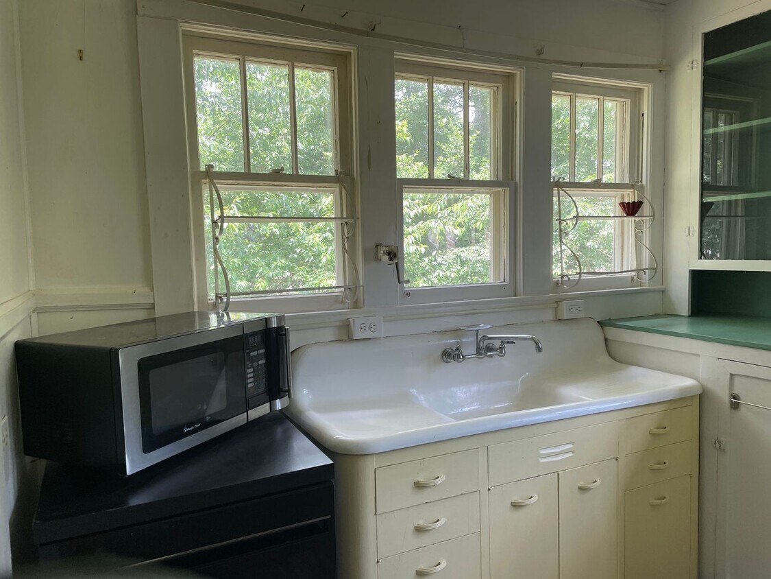 Primary Photo - 2 bed 1 bath cottage available July 2nd!