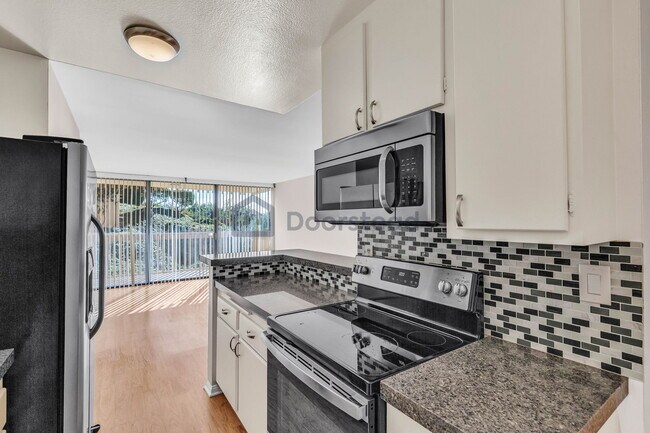 Building Photo - 6542 Ocean Crest Dr