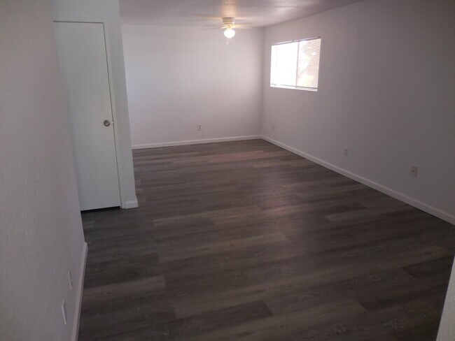 Building Photo - Beautifully Remodeled Corner Unit with Mou...