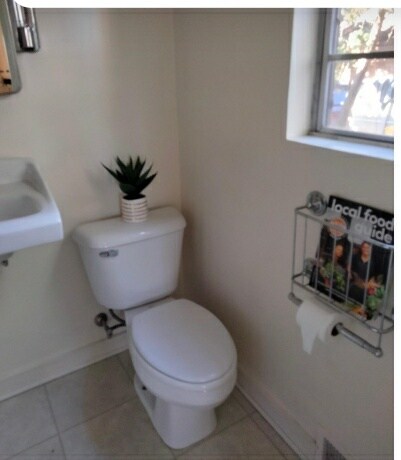 Baño privado, persianas nuevas en ventana. - 36 Parkview Dr NE