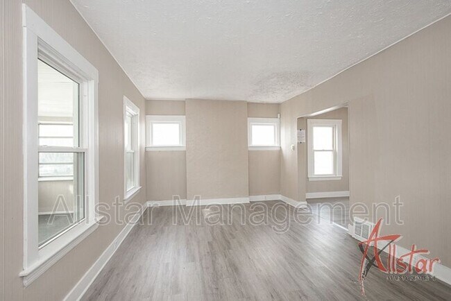 Building Photo - 4609 Pearse Ave