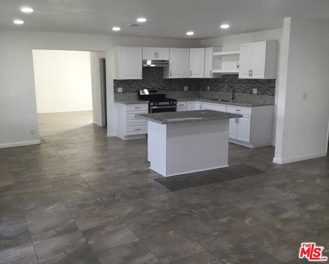 Building Photo - 2720 Valencia Dr