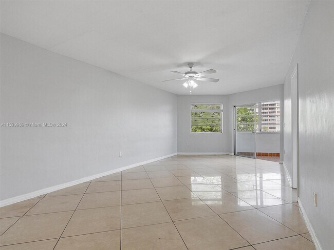 Foto del edificio - 1671 NE Miami Gardens Dr