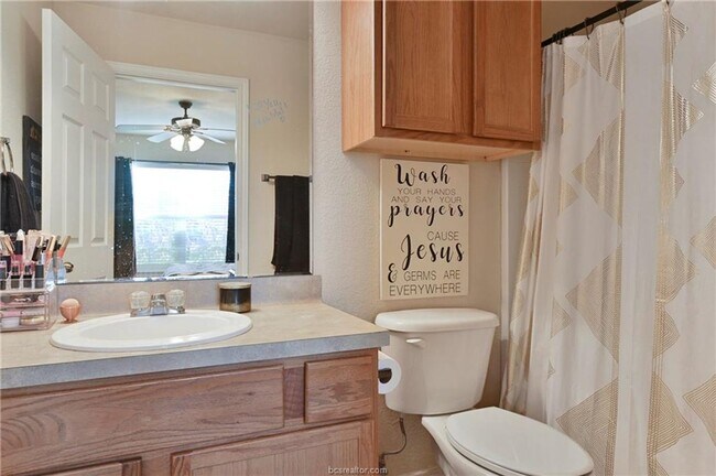 Foto del edificio - Available May 2026! Great 3 Bedroom, 3 Bathroom Close to Everything!!