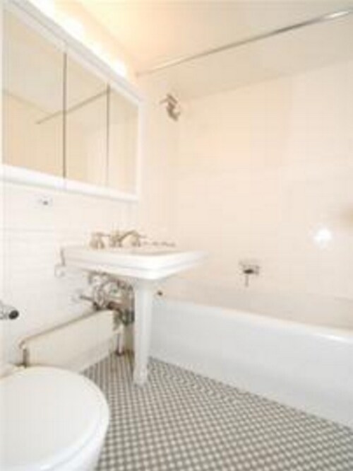 Building Photo - 322 E 42nd St