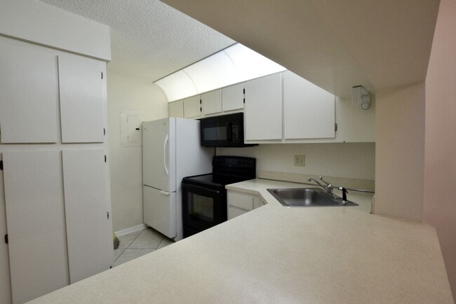 Building Photo - Spacious 2BR/2BA  Condo in Gated Community...