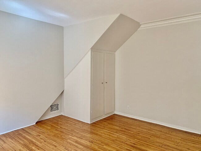 Building Photo - 313 S Cochran Ave