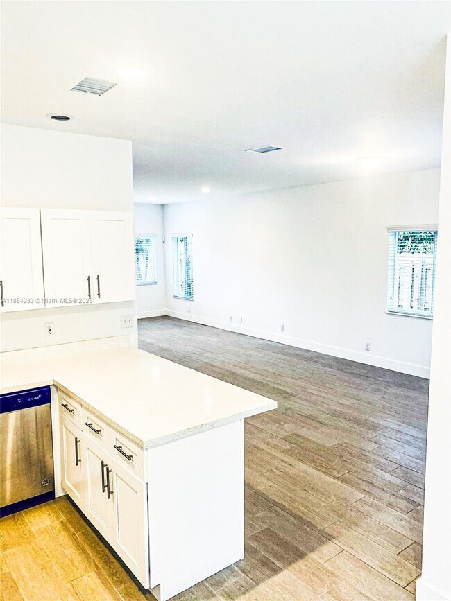 Foto del edificio - 2208 SW 3rd Ave