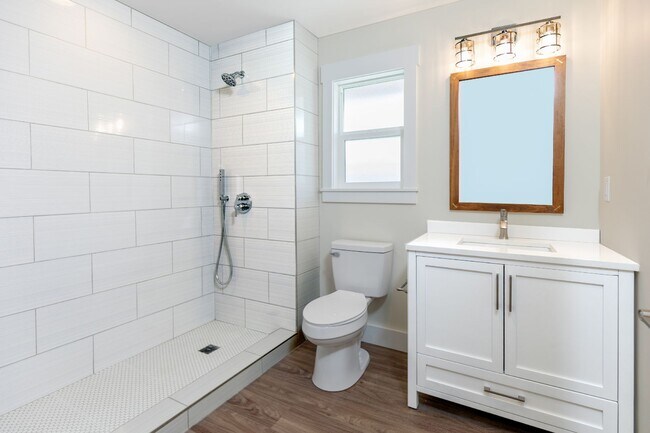 Building Photo - Attached 2bd/1ba apartment above garage w ...
