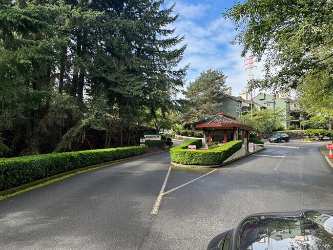 24-7 Staffed gated entrance - 3008 N Narrows Dr