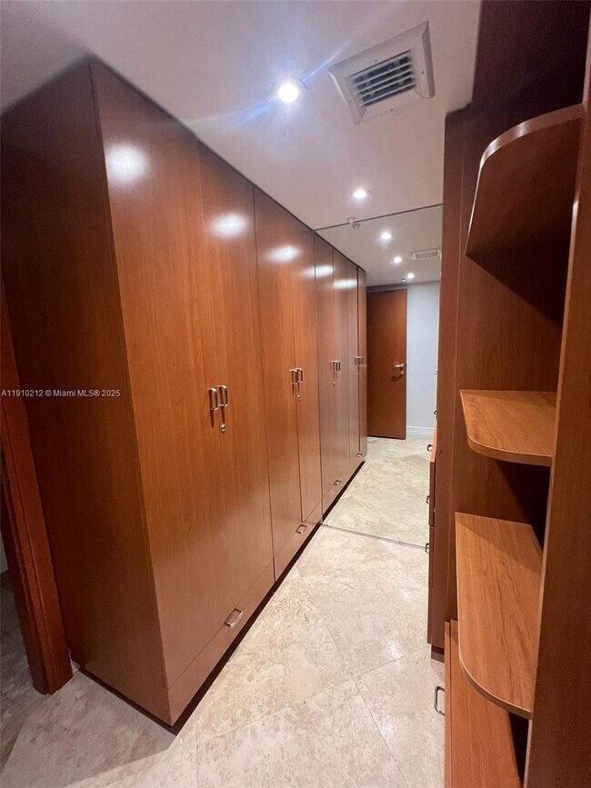 Foto del edificio - 9499 Collins Ave