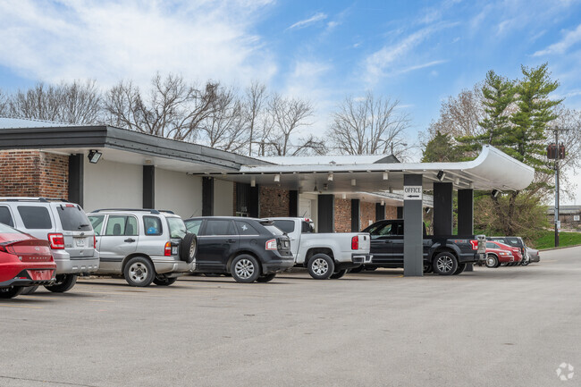 Covered Entrance to Lobby Amentities - Holiday Apartments