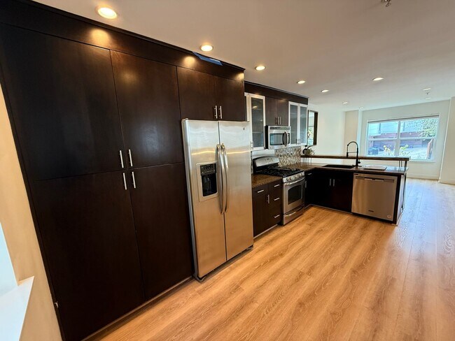 Foto del edificio - Modern Townhome Just One Block from Green ...