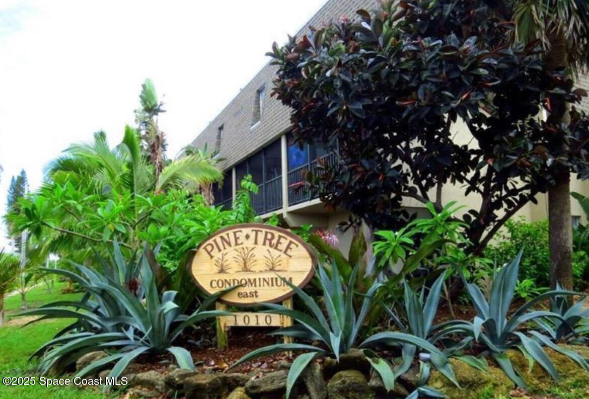 Building Photo - 1030 Pine Tree Dr