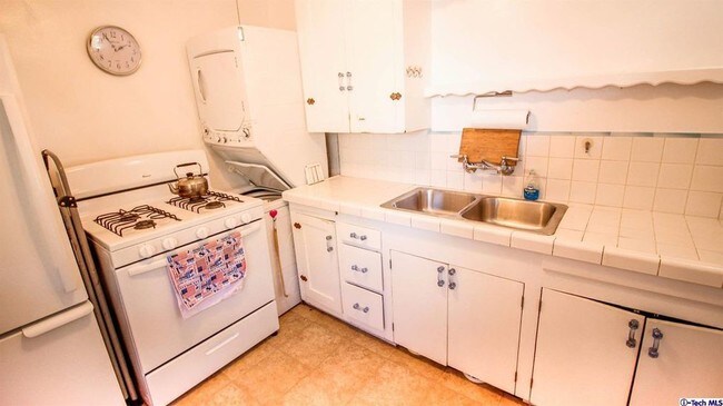 Acres de Glen - 3682 Edenhurst Ave