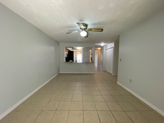 Building Photo - Excellent Deal!