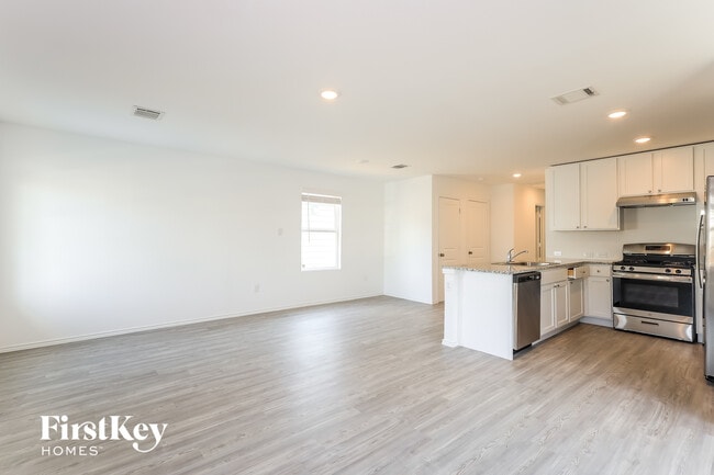 Foto del edificio - 8323 Piedra Medina