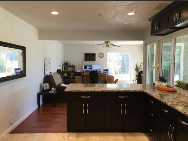 Building Photo - 1604 Avenida Del Vista