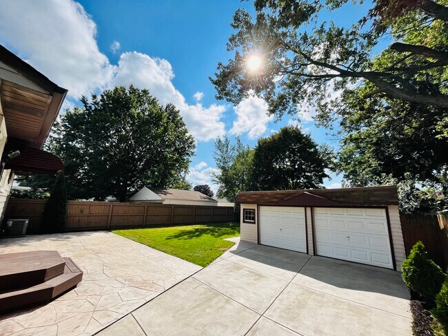 Building Photo - 6016 Alvin Dr