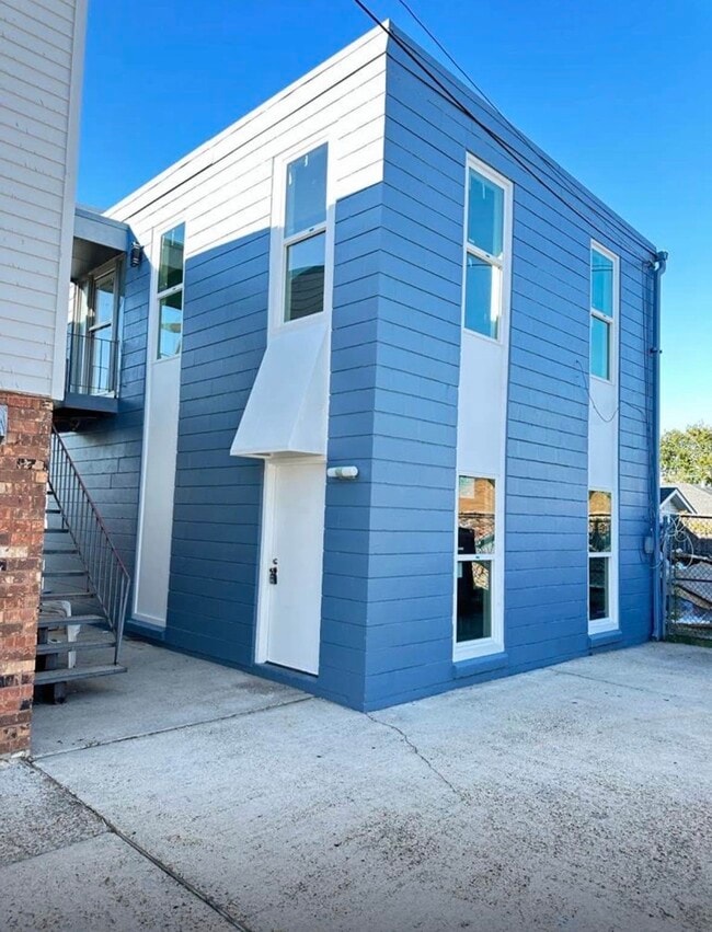 Building Photo - 628 Papworth Ave