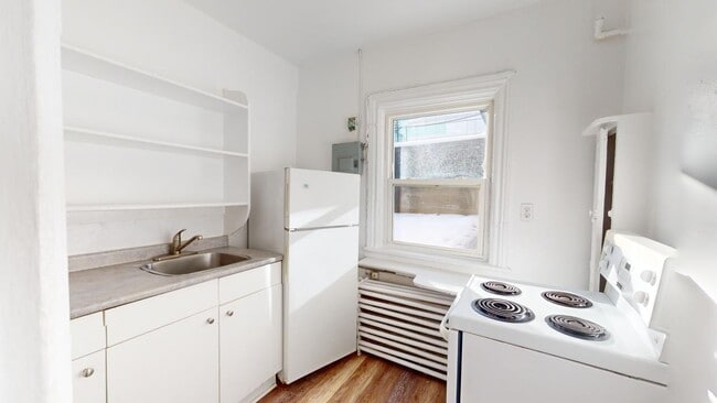 Interior Photo - 212-1/2 Bank Street