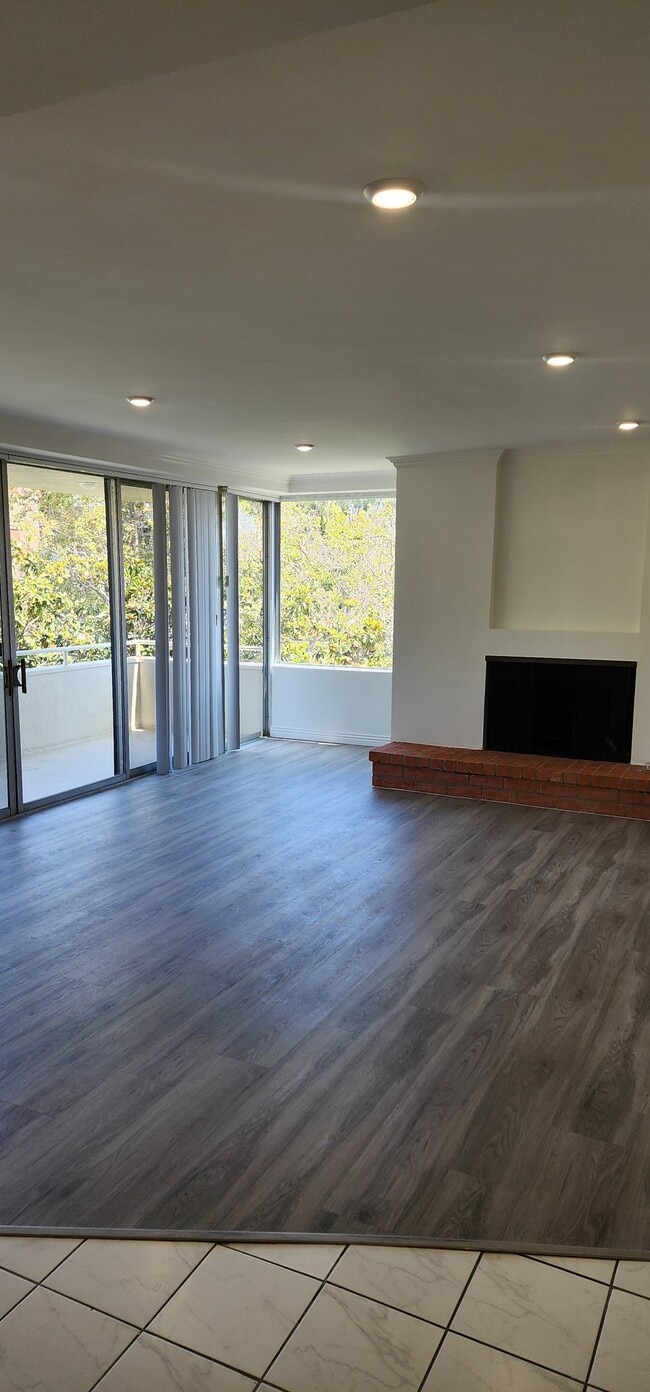 Building Photo - 303 N Swall Dr