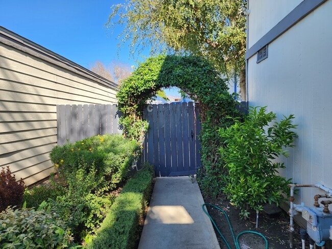 Foto del edificio - 745 S Lark Ellen Ave