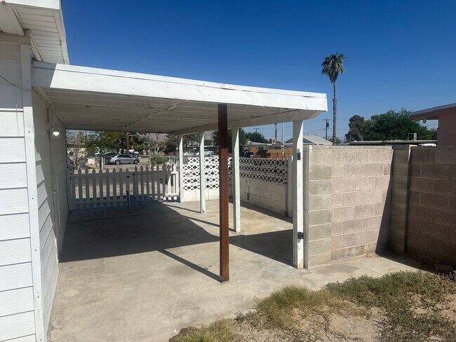 Foto del edificio - NLV!! Single Story!! 3 Bedrooms!! Carport!!! Big Lot!! Patio In Back yard!! No Carpet!! Vinyl Pla...