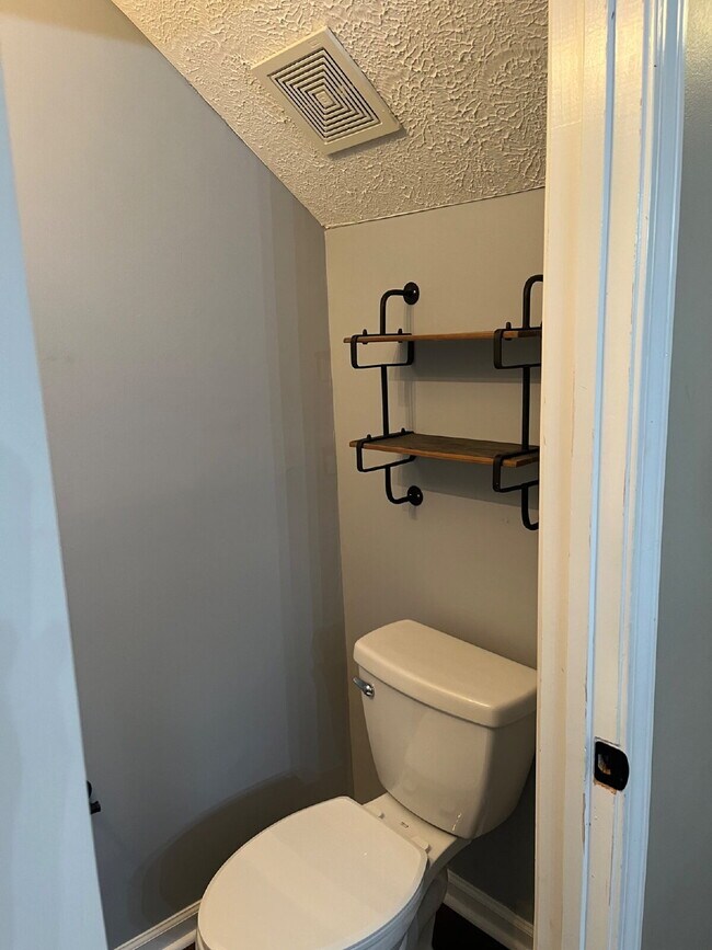 Foto del edificio - "Spacious 3-Bedroom Townhouse Retreat with Fireplace & Hardwood Floors in Antioch!"