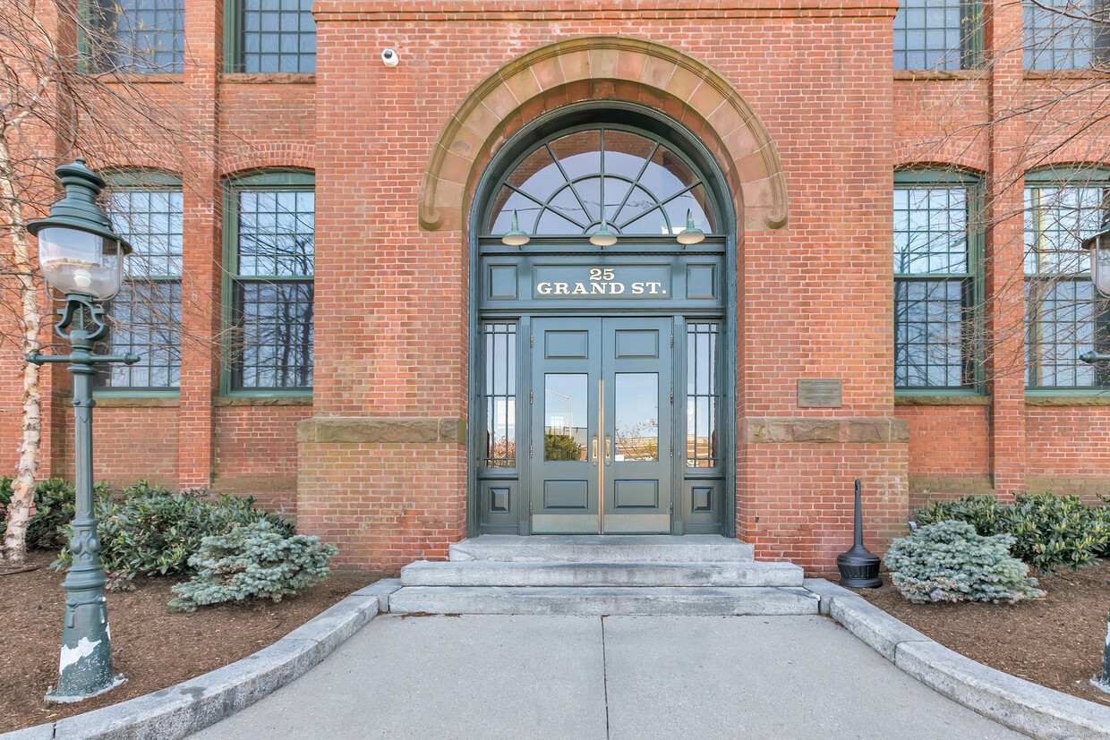 Primary Photo - 25 Grand St