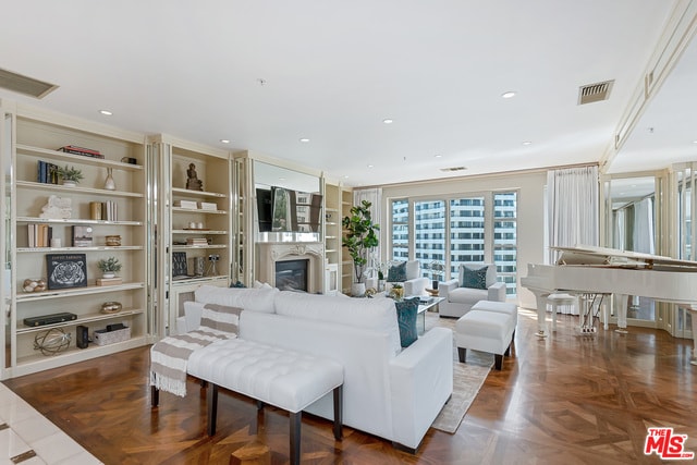 Building Photo - 10580 Wilshire Blvd