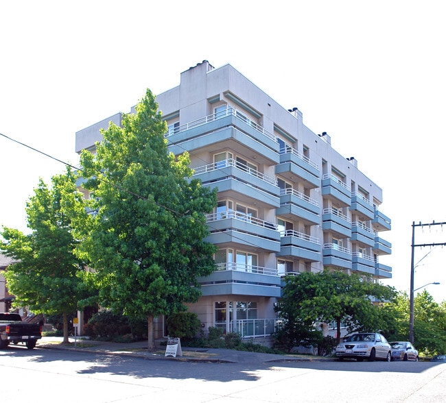 Building Photo - West Republican Place