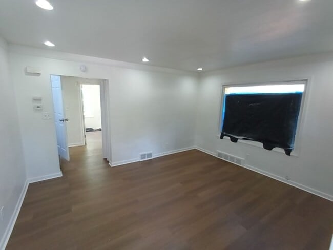 Building Photo - 3 bedroom, 1 bathroom Now Available!