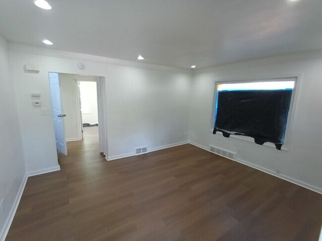 Foto del edificio - 3 bedroom, 1 bathroom Now Available!