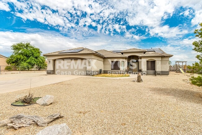 Building Photo - Cozy home on large lot with pool and Solar!