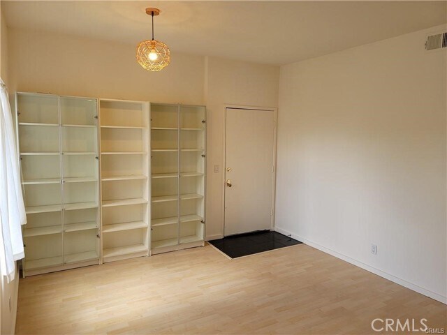 Foto del edificio - 360 S Los Robles Ave