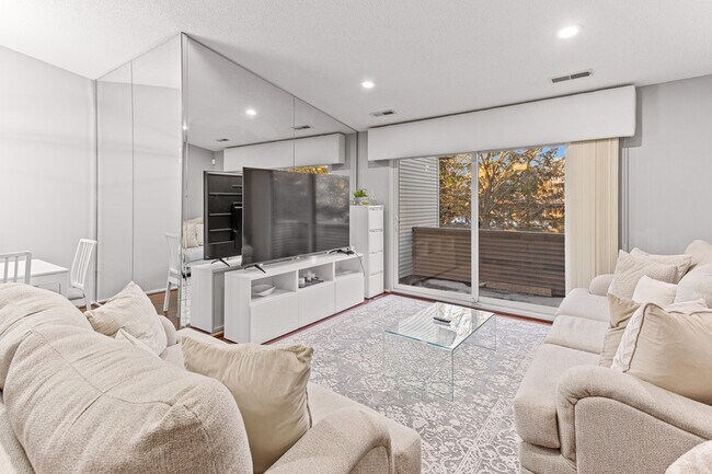 Foto del edificio - 6560 Ridgefield Cir