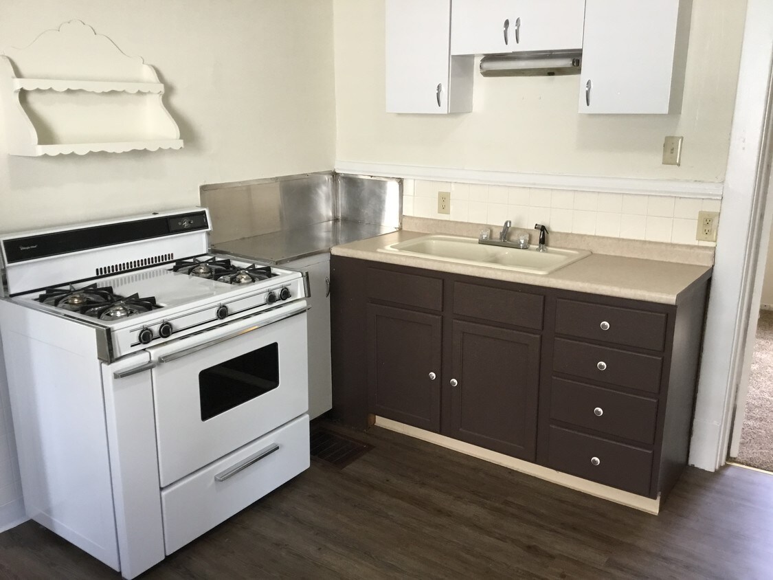 Foto principal - 1204 E 10th St