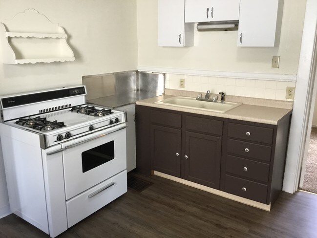 Building Photo - 1204 E 10th St