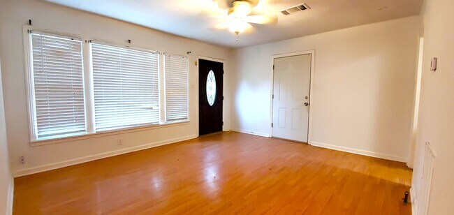 Foto del edificio - BRICK HOUSE!!! 3-bedroom, 1-bath, Close to...