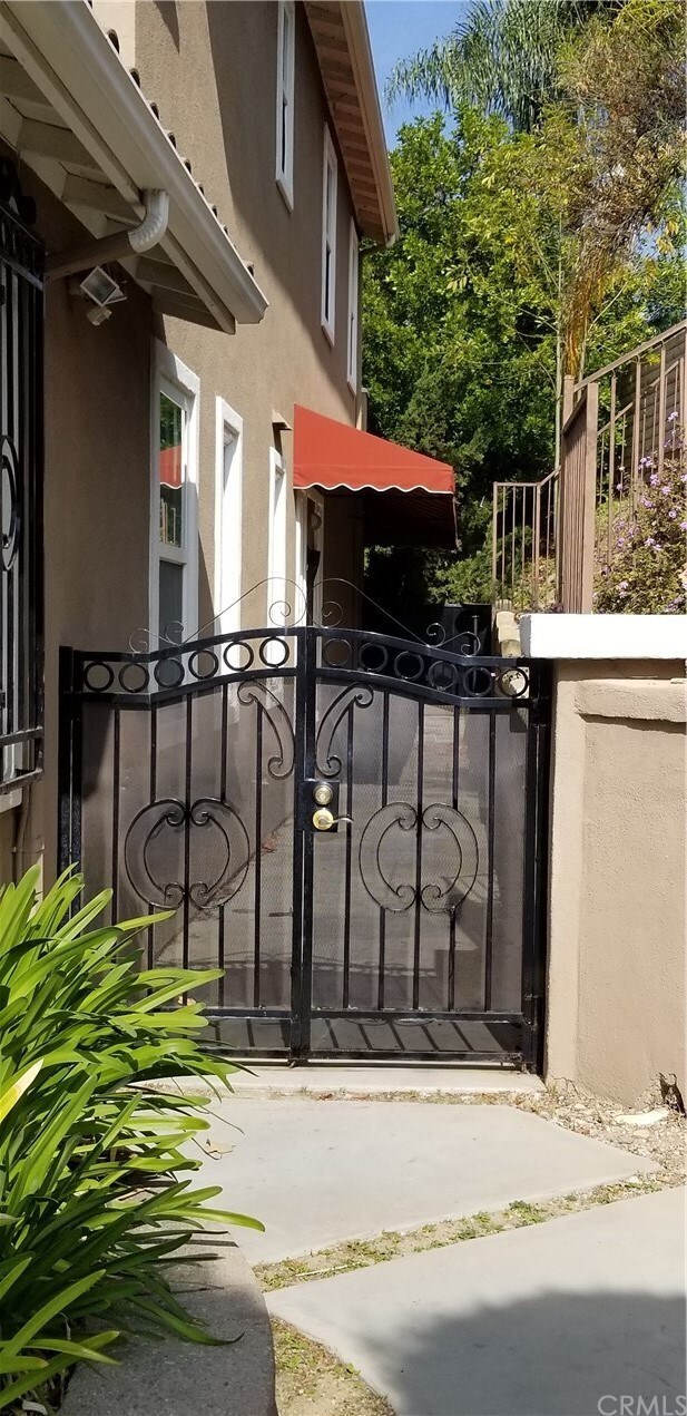 Foto del edificio - 2911 Hillside Dr