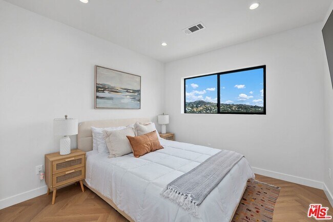 Foto del edificio - 2043-2047 Paramount Dr