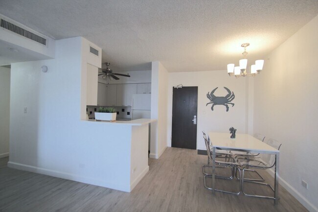 Building Photo - Spacious one bedroom unit at the Flamingo South Beach Resort!