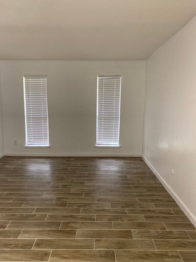 Building Photo - 2 Bedrooms / 2 Baths updated first floor c...